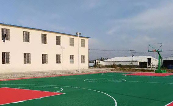 第一個咸陽養(yǎng)殖場籃球架鋪設(shè)